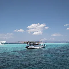 Bateau sur la mer bleu autour des îles de Komodo et Flores